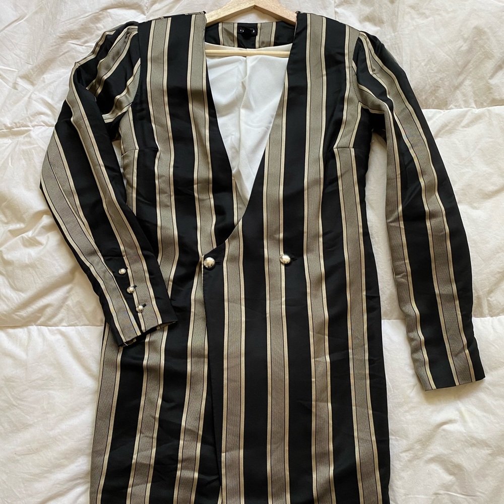 ‼️SOLD ‼️ 
Long Sleeve Black Gold Stripe Tuxedo Blazer